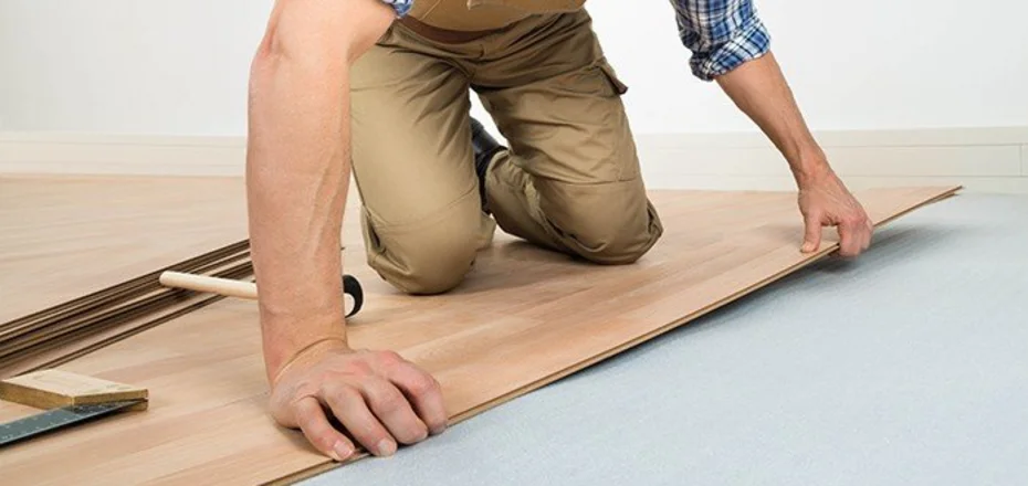 Designbelag verlegen - Professionelle Verlegung von Designplanken im Klickverfahren.