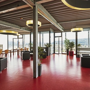 Restaurant modern mit Tisch und Sessel und Glasfront und rotem elastischem Bodenbelag - Restaurant modern mit Tisch und Sessel und Glasfront und rotem elastischem Bodenbelag