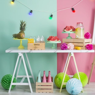 Wandfarbe - Dekorierter Partytisch vor einer bunt gestrichenen Wand, Farben Pink und Mint.