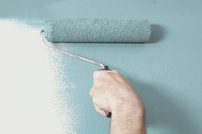 Verarbeitung - Person, die Malerei einer Wand blaues mit einem Farbroller - Stock-Fotografie