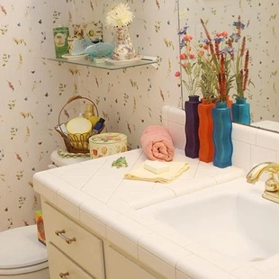 Badezimmer - Badezimmer mit Tapete - Stock-Fotografie