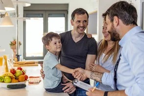 Absprachen mit Termin - Handwerker besiegelt mit Handschlag Reparatur arbeiten, die im Haus der Familie gemacht werden müssen.