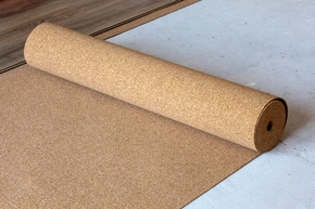 Trittschalldämmung - Naturkork Trittschalldämmung Rolle auf dem Boden für Laminat.