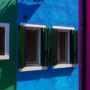 Fassade - Häuserfassade, mit unterschiedlicher Fassadenfarbe gestrichen, Farbmischmaschine Wunschfarbe