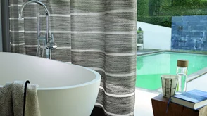 Sichtschutz - Gardinen im Badezimmer an großer bodentiefer Fensterfront.