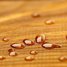 wasserabweisend - Geschützte Holz nach Regen-überdachte mit Wassertropfen - Stock-Fotografie