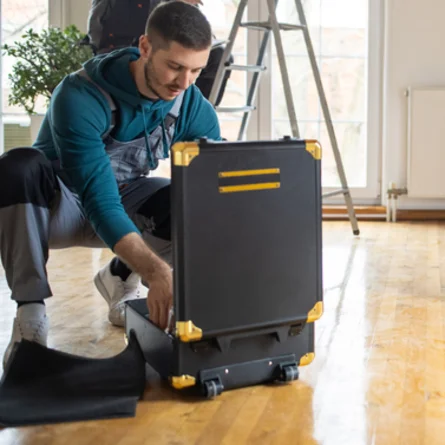 Professioneller Parkettleger Handwerker prüft den Zustand des Parketts, Holzboden. - Professioneller Parkettleger Handwerker prüft den Zustand des Parketts, Holzboden.