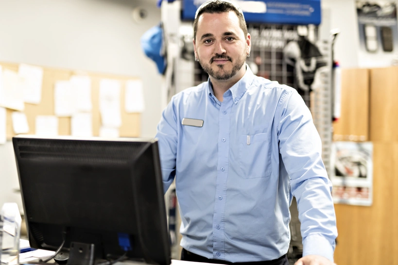 Bestell-Service - Online Bestellservice, Mitarbeiter am Computer
