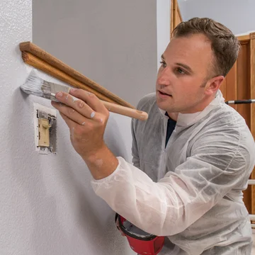 Professionelle Malerarbeiten, Anstreicher, Wand Malerei mit Pinsel drinnen im Zimmer des Hauses