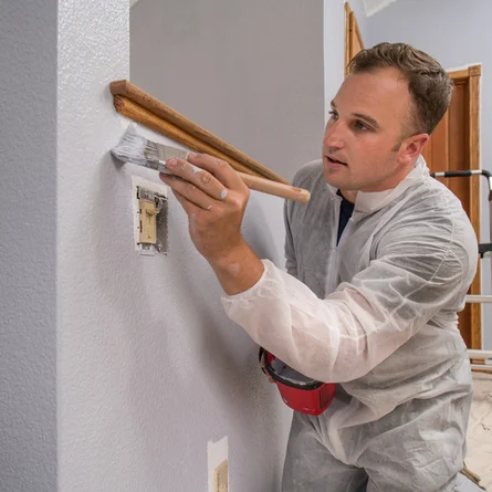 Professionelle Malerarbeiten, Anstreicher, Wand Malerei mit Pinsel drinnen im Zimmer des Hauses - Professionelle Malerarbeiten, Anstreicher, Wand Malerei mit Pinsel drinnen im Zimmer des Hauses