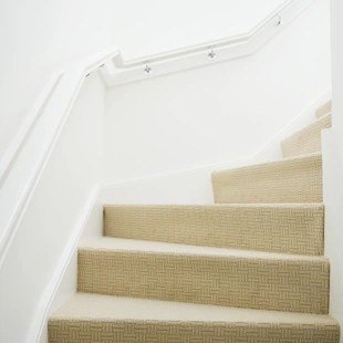 Treppe mit hellem und gemusterten Teppichboden verkleidet - Treppe mit hellem und gemusterten Teppichboden verkleidet
