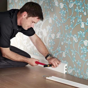 Fuss- uns Sockelleisten - Decor-Union Service 044 Handwerker montiert/nagelt Fußleisten auf tapezierte Wand