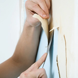 Tapete entfernen - Alte Tapete von einer Wand entfernen.
