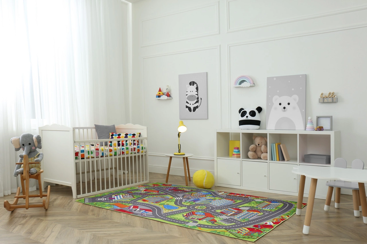 Kinderspielteppich, Motiv Spielstraße, liegt in einem Kinderzimmer auf dem Boden. - Kinderspielteppich, Motiv Spielstraße, liegt in einem Kinderzimmer auf dem Boden.