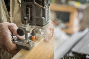 Türen kürzen - Handwerker kürzt Türen mit professionellem Schleifgerät