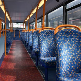 Innenausstattung Linienbus mit gepolsterten Sitzen und gemusterten Linoleum, Kautschuk - Innenausstattung Linienbus mit gepolsterten Sitzen und gemusterten Linoleum, Kautschuk