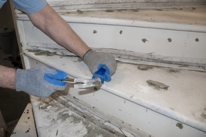 Treppenrenovierung entfernen alter Teppichstreifen von einer Holztreppe mit Hammer und Meißel - Treppenrenovierung entfernen alter Teppichstreifen von einer Holztreppe mit Hammer und Meißel