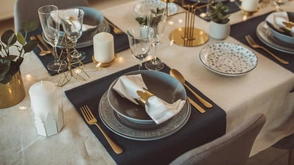 Festlich gedeckter Tisch mit schöner Tischwäsche, Tischdecke, Platzsets, Stoffservietten - Festlich gedeckter Tisch mit schöner Tischwäsche, Tischdecke, Platzsets, Stoffservietten
