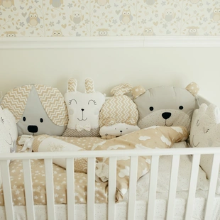 Wand teilen - Babyzimmer mit Tapete und Zierprofilen an der Wand.