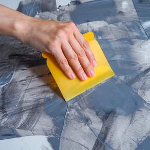 Putze (kreative Wandgestaltung) - Mit einem speziellen Spachtel werden Farbtechniken an die Wand gebracht.