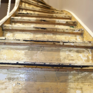alte Farbe von Treppen entfernen - Alte Farbe mit Lösemittel von einer Holztreppe entfernen