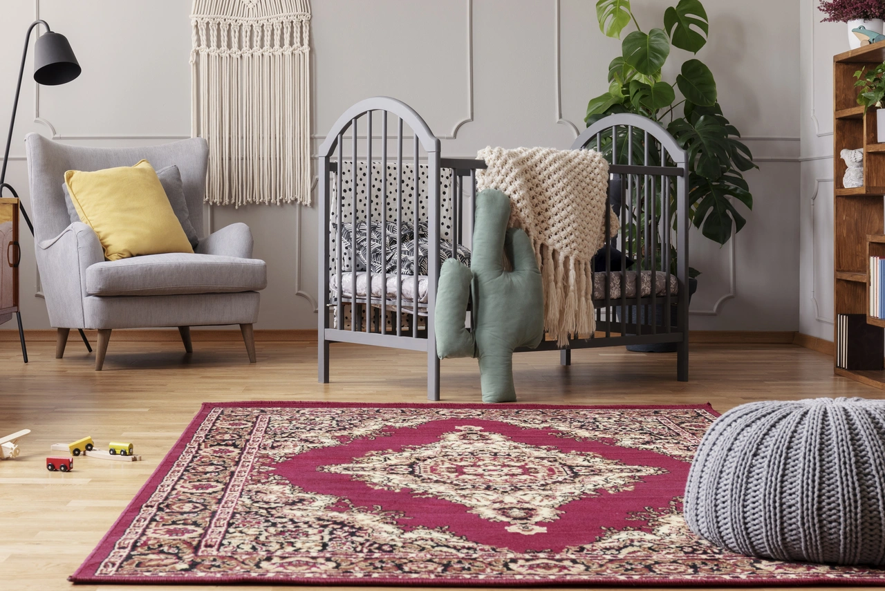 Illustration - Ihr Experte für schönes Wohnen - Orientalischer Teppich in stilvollem Babyzimmer mit Vintage Möbeln.