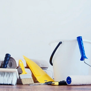 gut ausgerüstet - Komposition mit verschiedenen tools für tapezieren und Rollen Tapete gegen weiße leere Wand - Stock-Fotografie