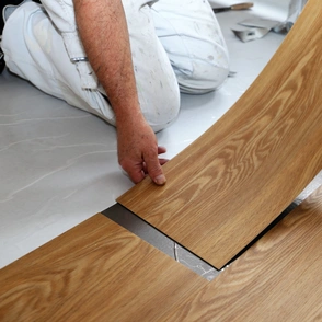Designbelag verlegen - Bodenleger verlegt PVC Designplanken