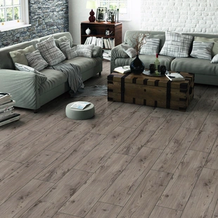 Ein Bild vom Laminat Kronotex-Royal im Wohnzimmer