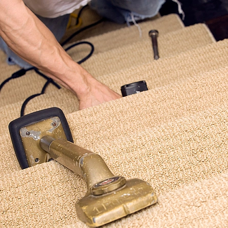 Treppe renovieren Teppichboden mit Werkzeug - Treppe renovieren Teppichboden mit Werkzeug