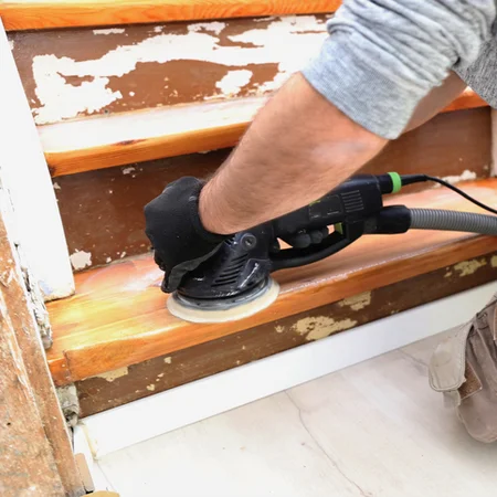 Treppenrenovierung alte Holztreppe wird vom Fachmann professionell abgeschliffen und Klebereste entfernt