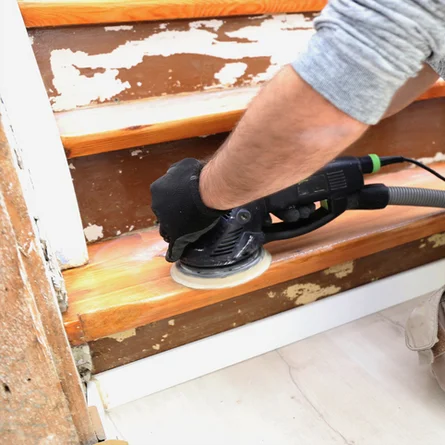 Treppenrenovierung alte Holztreppe wird vom Fachmann professionell abgeschliffen und Klebereste entfernt - Treppenrenovierung alte Holztreppe wird vom Fachmann professionell abgeschliffen und Klebereste entfernt