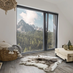 Ein Rentierfell Imitat liegt im Wohnzimmer auf einem Designboden - Ein Rentierfell Imitat liegt im Wohnzimmer auf einem Designboden
