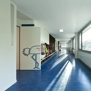 Korridor von einer Grundschule mit elastischem Bodenbelag blau - Korridor von einer Grundschule mit elastischem Bodenbelag blau