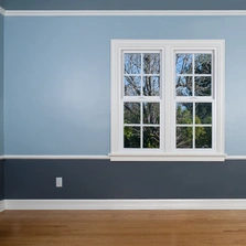 Hohe Deckkraft - Leerer Raum mit Fenster mit Aussicht, Holzboden Parkett Laminat, blauer gestrichen Naturfarbe Zierprofile