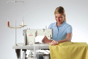 eigenes Nähatelier - Decor-Union Service 077a Schneiderin näht mit einer professionellen Nähmaschine Gardinen im Nähatelier