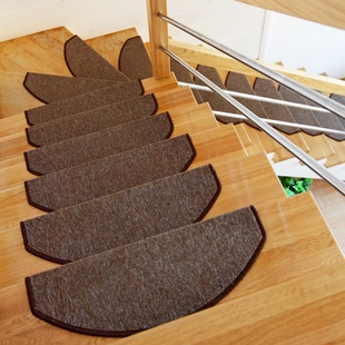 Stufenmatten auf einer Holztreppe - Stufenmatten auf einer Holztreppe