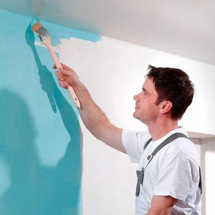 Malerarbeiten - Decor-Union Service 005a Maler streicht professionell eine Wand mit einem Pinsel