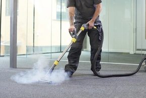 Reinigungsarbeiten mit Dampf und professionellem Teppichreinigungsgerät. Reinigung Service in einen Bürogebäude Objekt - Reinigungsarbeiten mit Dampf und professionellem Teppichreinigungsgerät. Reinigung Service in einen Bürogebäude Objekt