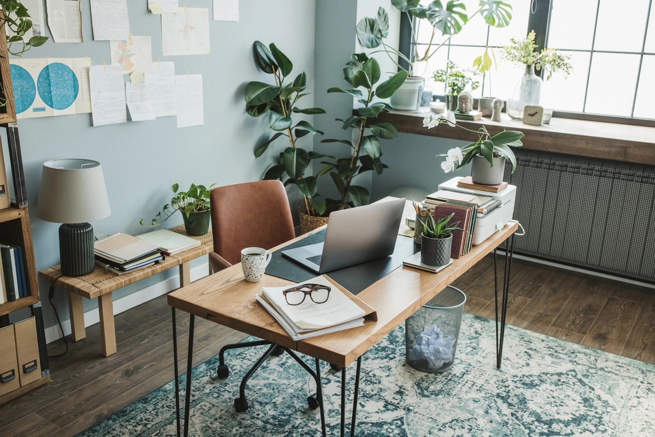 Illustration - Ihr Experte für schönes Wohnen - Home Office mit einem schönen Teppich unter dem Schreibtisch.