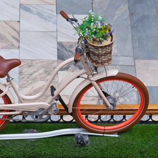 Messen und Ausstellungen - Installation von einem Fahrrad im Vintage-Stil mit Blumen im Korb - Stock-Fotografie