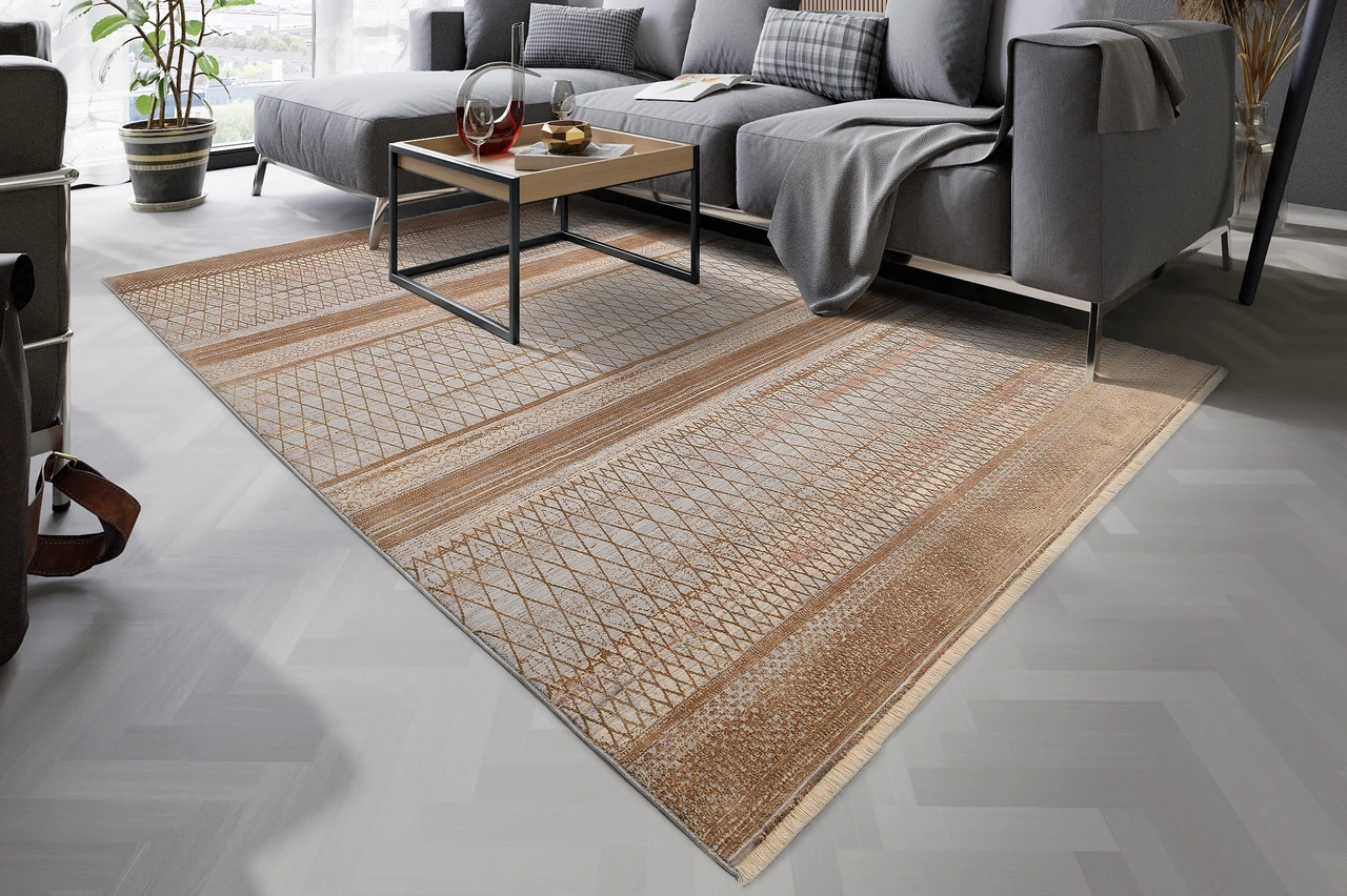 Illustration - Ihr Experte für schönes Wohnen - Ein braun beige gemusterter Teppich liegt im Wohnzimmer vor dem Sofa.