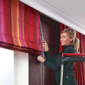Decor-Union Service 102a Raumausstatterin hängt Gardinen, Raffrollos auf. - Decor-Union Service 102a Raumausstatterin hängt Gardinen, Raffrollos auf.