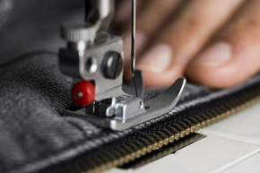 Kissen reparieren - Professionelle Nähmaschine, einnähen eines neuen Reißverschlusses, Reparatur einer Kissenhülle