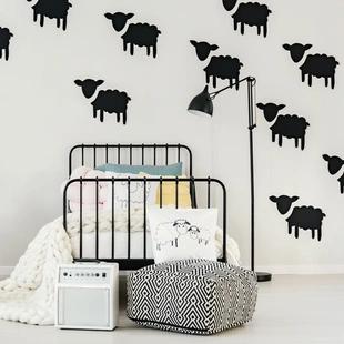 Kinderzimmer - Modernes Jugendzimmer mit Stickern, Schafe an der Wand.