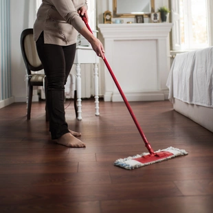 Hygienisch - Full length of a senior woman cleaning the floor. - Stock-Fotografie