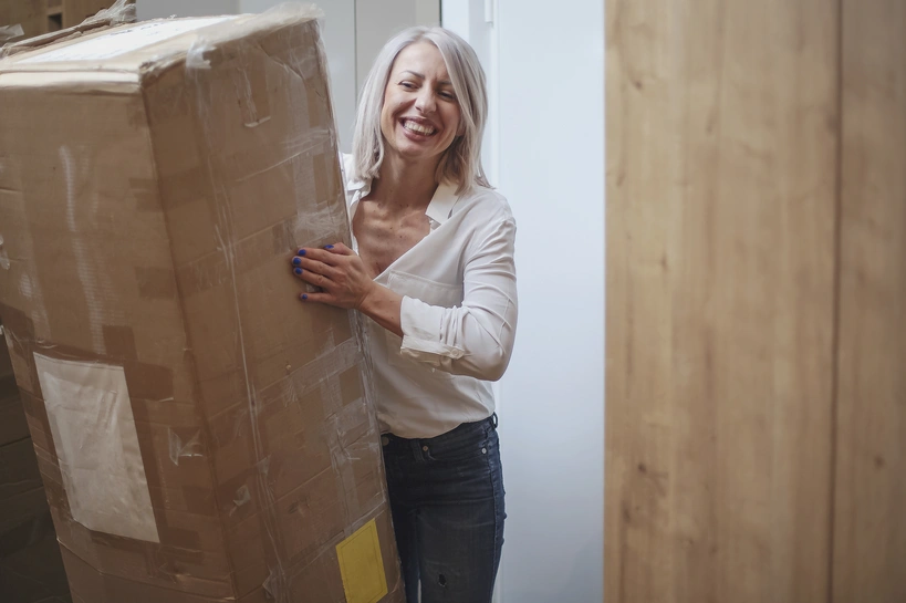 Liefer-Service - Frau erhält ihre Lieferung nach Bestellung, Lieferservice