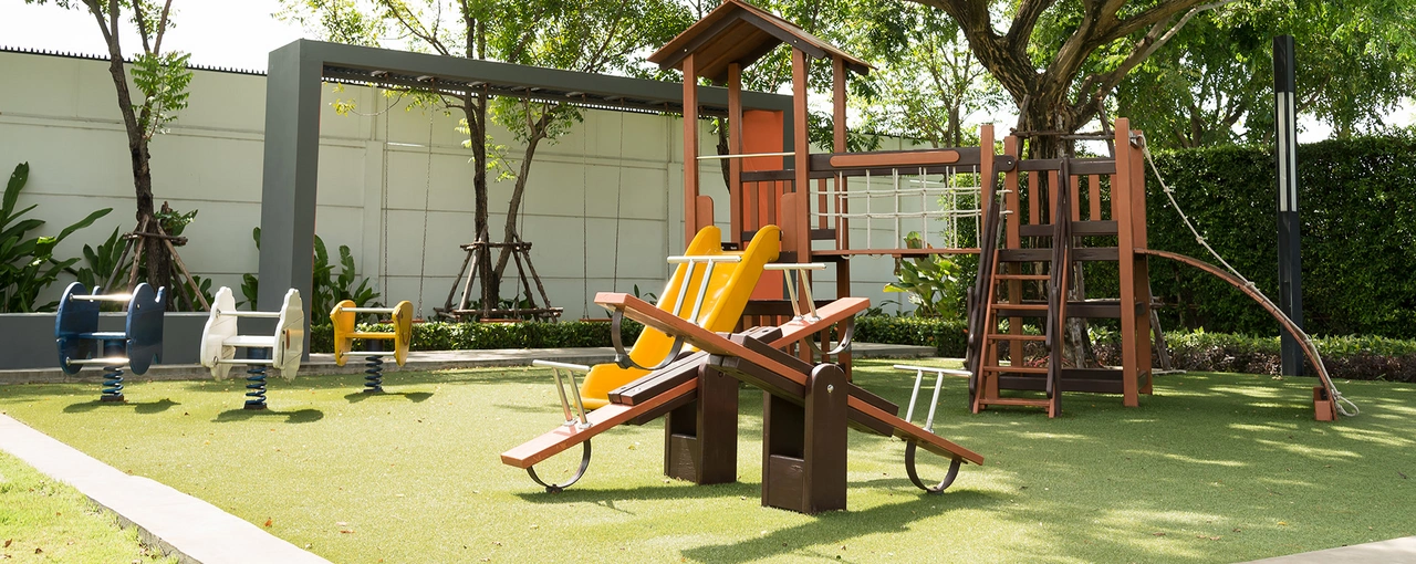 Kunstrasen - Satz von Kinderspielplatz - Stock-Fotografie