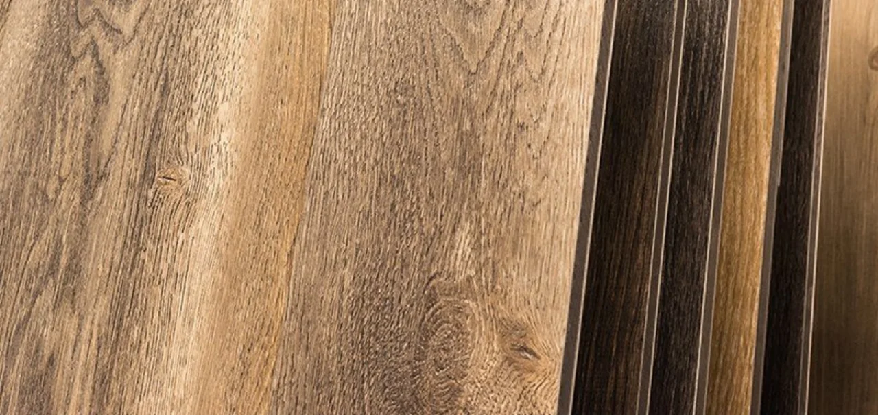 Designbelag - Große Musterplatten mit unterschiedlichen Designböden in verschiedenen Holzdekoren.