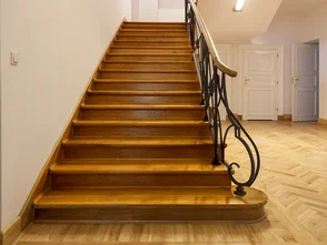 Schlichte Holztreppe mit Parkettboden im Flur - Schlichte Holztreppe mit Parkettboden im Flur